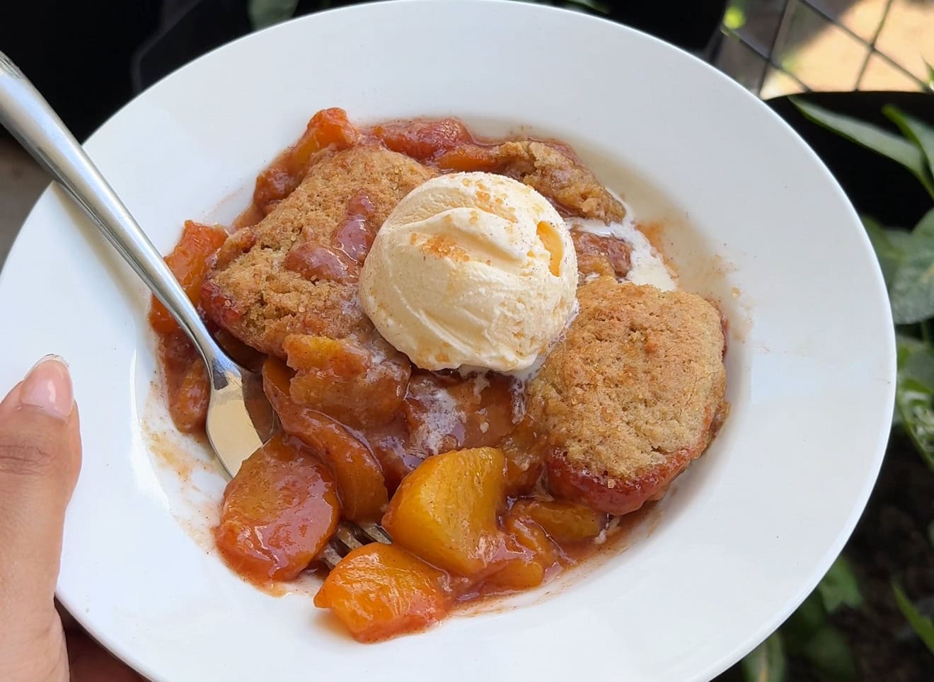 Skillet peach cobbler with a golden snickerdoodle cookie crust - Hungry Mockingbird